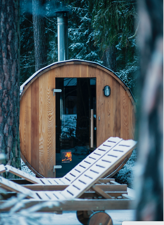 Kulatá dřevěná sauna v zimním lese
